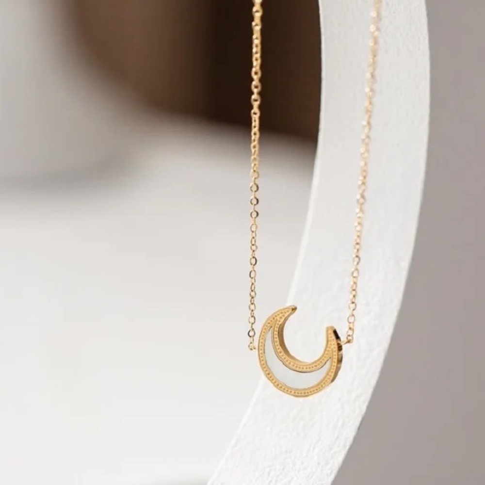◾️18k Gold Plated White Seashell Moon Pendant Necklace